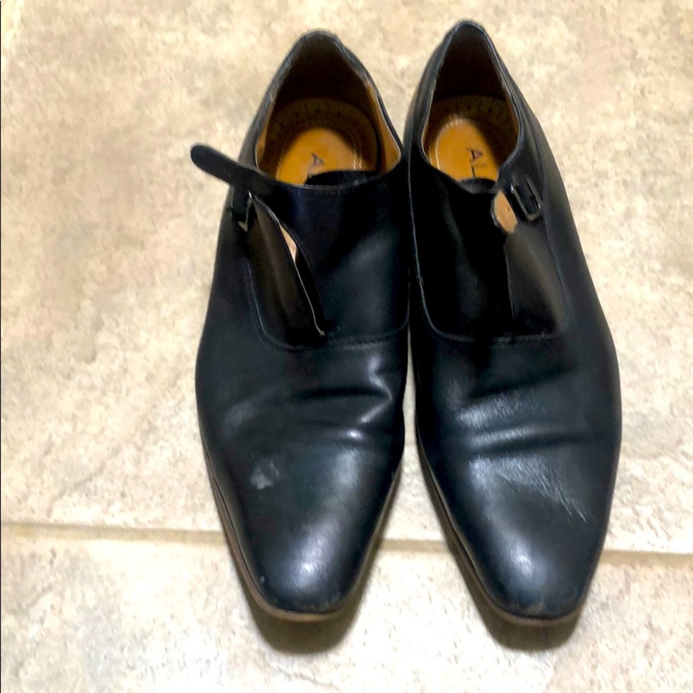 Men’s black leather dress shoes